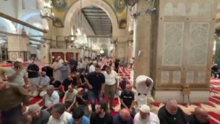 المسجد الأقصى يعود لإقامة صلاة العشاء في المصلى القبلي