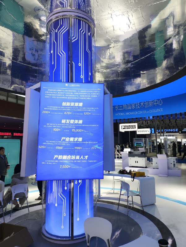 今天是2024世界智能制造博览会的第二天，第一块的机器人展区非常有意思，有很多相关的企业展示出了各种形态的机器人，机器人这个概念其实也不局限于人形了，各种形态的都可以叫做机器人