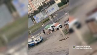 צפו: כוחות רוסים מכוונים אזרח עם מזל"ט בשוק בחרסון, לפי המשטרה האוקראינית.