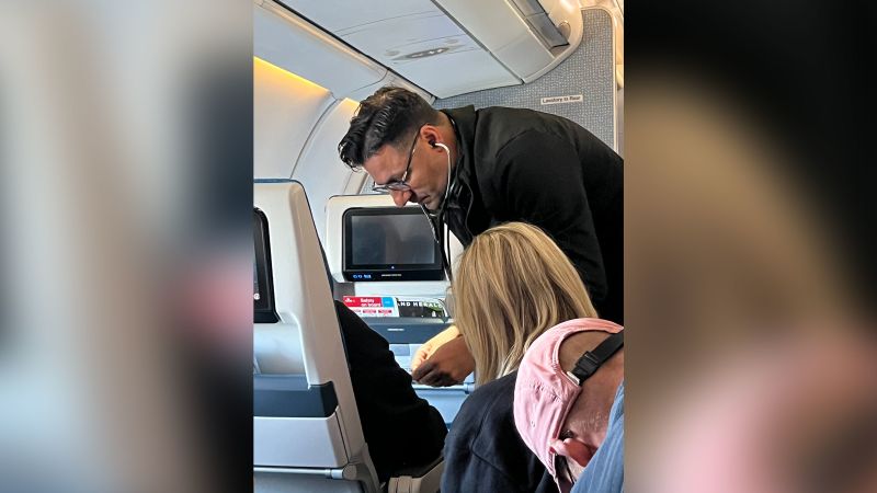 A man had heart attack symptoms on a flight. A cardiologist and a pocket-sized tool on board may have helped save his life