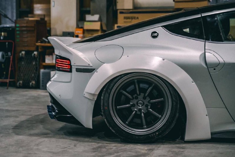 Liberty Walk собрала первое купе Nissan Z в обвесе собственной разработки 7