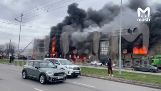 Причина пожара в калининградском ТЦ "Гиант" — ремонтные работы, в ходе которых загорелись стройматериалы на крыше здания. Затем возгорание перекинулось на фасад и рекламные вывески.Предварительно, пострадали три человека. Площадь пожара увеличилась до 1к м