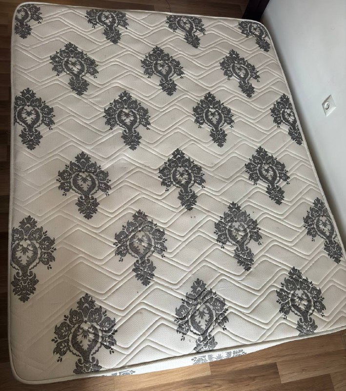 Матрас пружинный, средне-мягкий 160×200 б/у состояние 4/5 спать можно, отдаю бесплатно, кому нужен м — фото 1