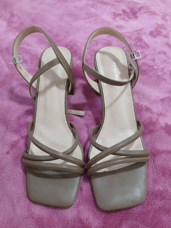 Продаю Босоножки Butigo (размер 40) в хорошем состоянии.