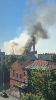 Жители Пензы сообщают о звуках взрывов, в городе виден дым.«На территории Пензенской области» «обломки БПЛА повредили линии электропередачи и упали на недостроенное здание», никто не пострадал, написал губернатор.В регионе продолжает действовать режим возд