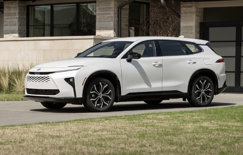 Toyota обновила кроссовер Crown Signia

Toyota пре...