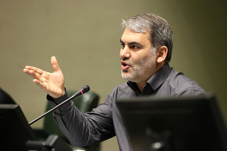 روزنامه دنیای اقتصاد: فرمول تامین اعتبار کالابرگ🔹محسن زنگنه، رئیس کمیسیون ویژه حمایت از تولید، با انتقاد از عدم اجرای ظرفیت‌های قانونی موجود، 