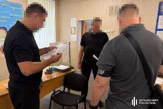 В более чем 100 ТЦК по всей Украине проходят обыски, сообщило Госбюро расследований.«Основное внимание правоохранителей сосредоточено на фактах содействия уклонению от мобилизации за деньги, а также на превышении военнослужащими ТЦК служебных полномочий, в