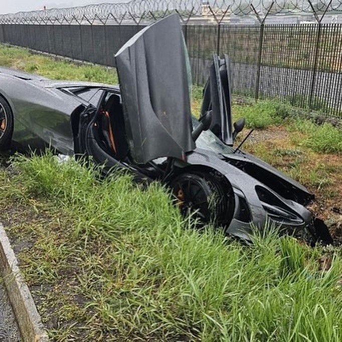 McLaren 720S ушел в занос в Аосте, Италия, из-за сильного дождя 5