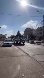 לאור הסלמת המתיחות בין סוריה לירדן, מראות מתרחשים ברגע שבו תגבורת צבאית וביטחון ירדנית מגיעה לגבול סוריה-ירדן.