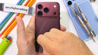 iPhone 18 Pro проверили на прочностьЗнаменитый техновандал с канала JerryRigEverything добрался до новинки Apple.Девайс уверенно прошёл тест на сгибаемость, а защитное стекло эффективно защищает экран от царапин.А вот алюминиевое покрытие по-прежнему запро
