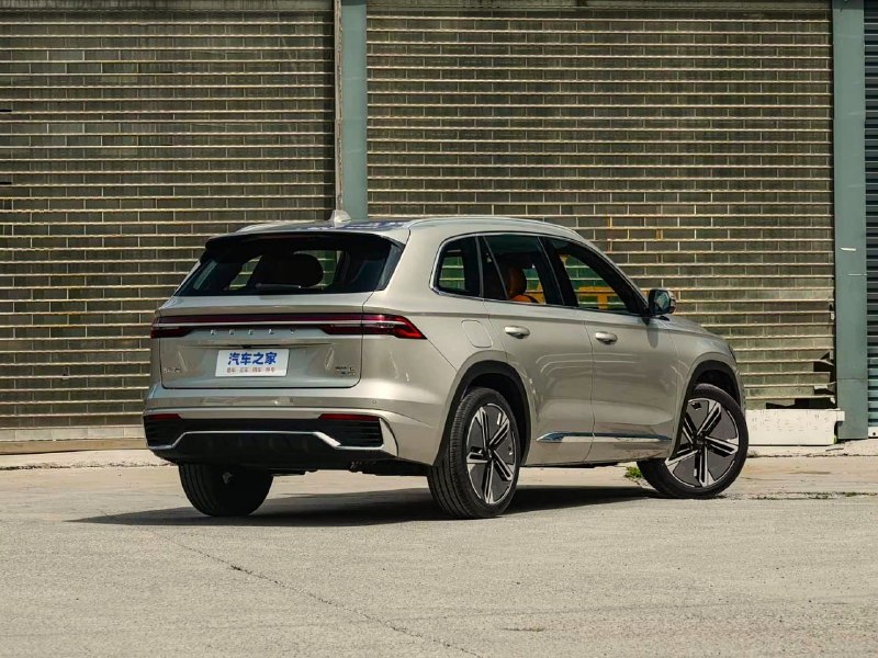 Geely показала топовый гибридный кроссовер по цене Весты — всего за 1,5 миллиона рублей. 2