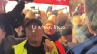 צילומים נוספים מציגים מפגינים שהתאספו מחוץ לבית הדין החוקתי של פולין בוורשה, כשהם קוראים "בחוץ עם הקומוניזם…