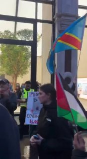 פעילים הכוחות את חנות הדגל של תפוחים ברחוב ריג'נט בלונדון, בדרישה מהחברה להפסיק את שותפותה לרצח העם הישראלי…