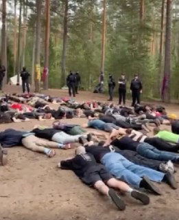 Силовики устроили рейд на музыкальный фестиваль под Выборгом. Задержаны около 100 человек за «песни в поддержку Украины» и «призывы к смене режима»  Полиция и спецназ провели масштабный рейд на закрытом «леворадикальном» музыкальном фестивале в лесу Выборг