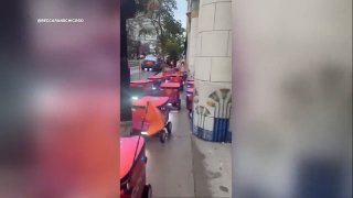 צפו... פקק מוזר הכולל רובוטי משלוח מבלבל מדרכה בשיקגו