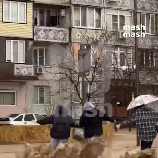 Купальный сезон открыли жители Дагестана после мощных дождей, обрушившихся на республику. На видео — Махачкала. Дорога размыта, людей уносит потоком воды. В городе ввели режим ЧС — фермеры остались без скота, полностью затоплены три подстанции электроэнерг