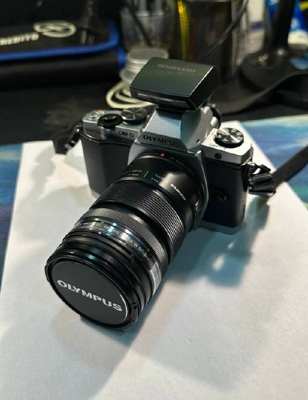 Телефон с Xiaomi Redmi Note 10 Pro и фотоаппарат Olympus OM-D E-M10 Mark II