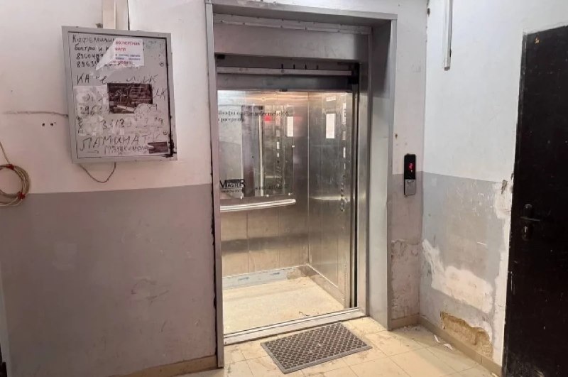 בוקר יום שישי לתושב בניין רב קומות ברחוב בודיוני בבלגרוד התחיל בסיוט אמיתי. במקום טיול רגוע בעסקים, האישה מ…