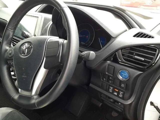 Toyota Voxy 2021 фото 4