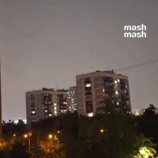 Собрали вам жутко-красивую грозу над Москвой. В одних районах небо полыхает молниями, в других уже сыпет град.  Подписчики присылают в предложку кадры раскатов и ливня со всего города. За видео — большое вам спасибо!❗ Не грузятся фото и видео? Читайте нас 
