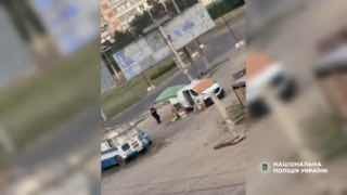 В Херсоне дрон атаковал продавца на рынке, сообщил глава городской военной администрации. Судя по кадрам, мужчина пытался скрыться, но беспилотник продолжил его преследовать и взорвался.По данным полиции, 52-летний мужчина из Николаевской области получил в