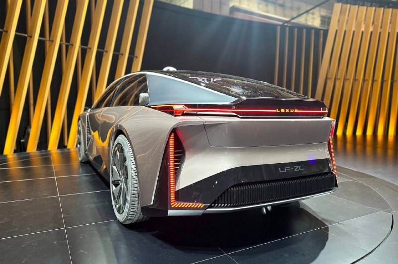 Lexus представил электромобиль с футуристичным дизайном 5
