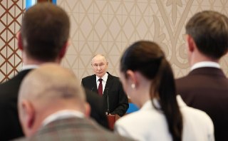 Путин на фоне падения своих рейтингов стал чаще появляться на публике. При этом в регионы политик все еще почти не ездитВ апреле и мае Путин поучаствовал в 60 публичных мероприятиях, а в январе-марте — всего в 55, сообщило издание Faridaily со ссылкой на о