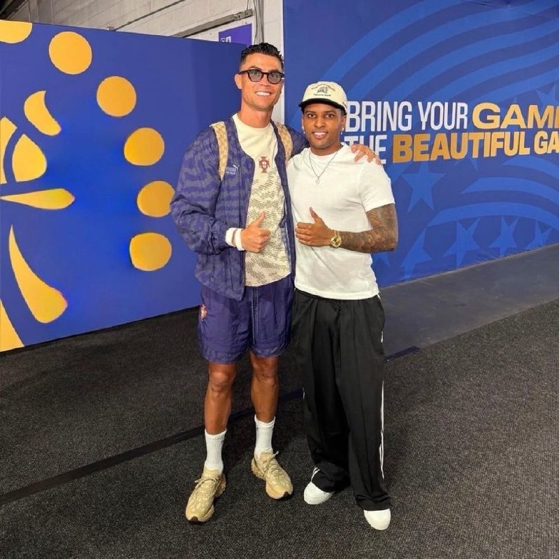 رئال مادرید | Real Madrid: 🤩 رودریگو عکسش با اسطوره رونالدو 💀رو پس زمینه گوشیش گذاشته ❤️🔥👑 @FCRealMadrid |🤩 رودریگو عکسش با اسطوره رونالدو 💀رو پس