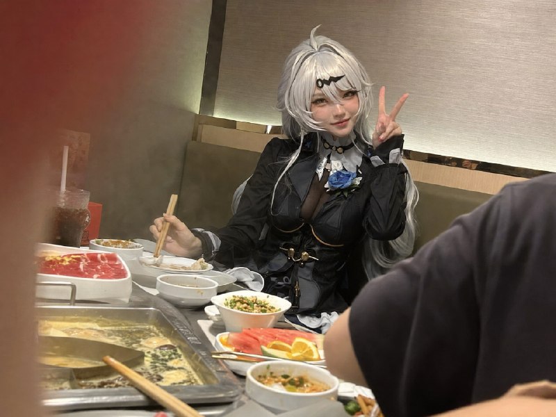 梦里啥都有的AI创意，昨天很多二次元群友的挽尊之作：带喜欢的Coser吃海底系列