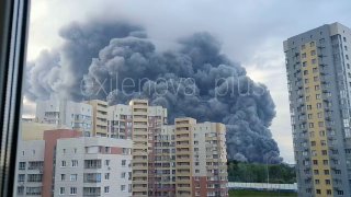 🌐 Удары по Подмосковью, давление на сторонников «Яблока», цензура в автобиографии папы римского. Главное за 16 августа — коротко #водномпосте🔹 Украина атаковала самый крупный склад Wildberries в Подольске, а также логистический центр в Домодедово. Сообщает