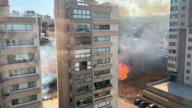 שריפה גדולה בסין אל פיל, ליד מבנים, והשריפה מתפשטת