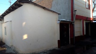 Hovli sotiladi..