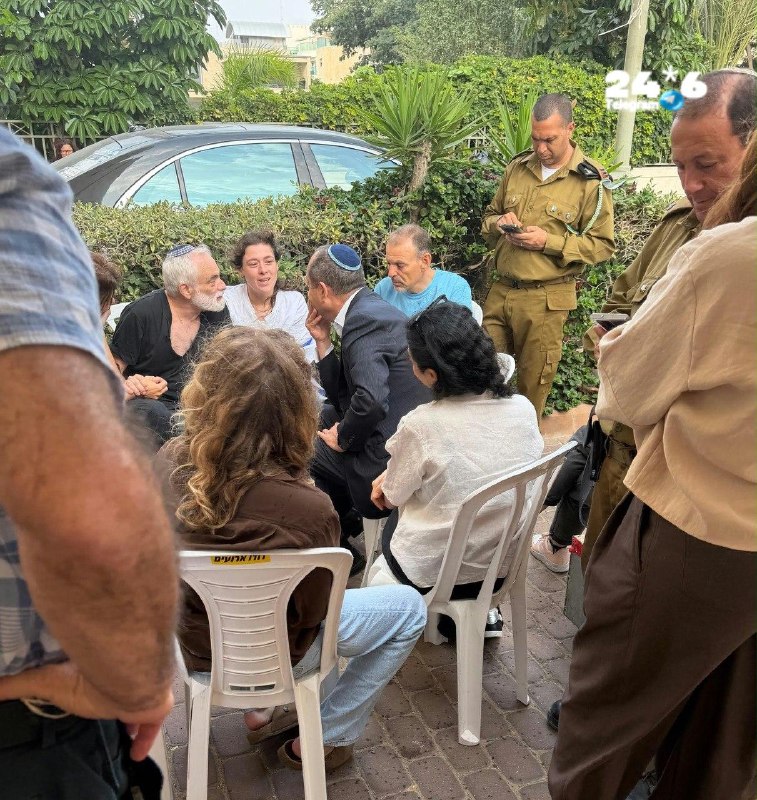 🇮🇱 אשקלון: השר ניר ברקת בניחום אבלים אצל משפחתו של הלוחם רון רויטמן ז"ל שנפל בפיגוע בהר חברון.
