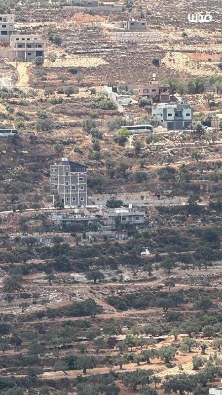 אוטובוסים המובילים חיילים מצבא הכיבוש לעבר הבתים הנצורים בקוסרה, דרומית לשכם.