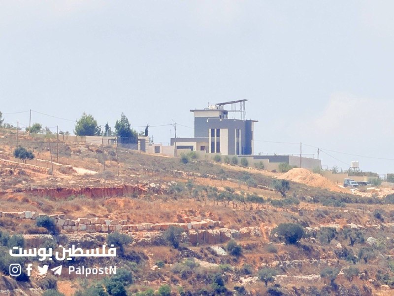 תמונות של מתנחלים ממשיכים למצור על בתים פלסטינים בכפר קסרה, מדרום לשכם.