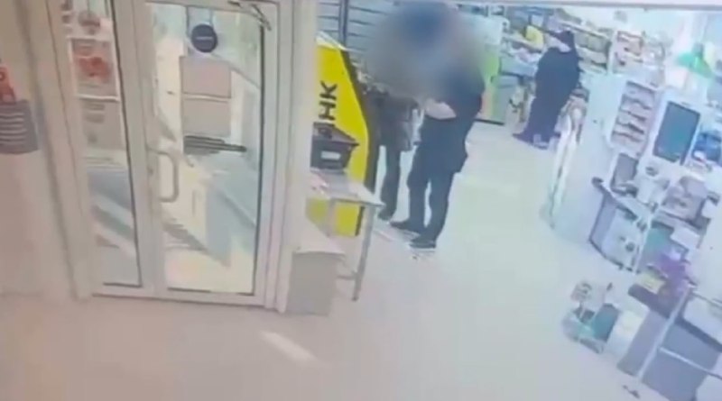 ראיתי מיליון בכספומט ולקחתי אותו לעצמי. זה קרה לאישה ביקטרינבורג. היא ניגשה לכספומט, שלא קיבל את הכסף של הל…