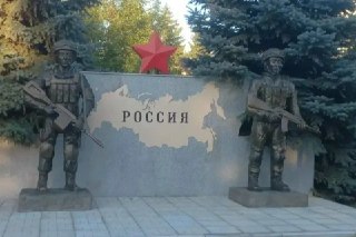 Немного кринжа вам в ленту. В посёлке Безенчук Самарской области установили памятник «героям СВО», который местные жители назвали карикатурным. На мемориал по программе «Народный бюджет» выделили около 2 млн рублей.После того, как организация «Ветераны Рос