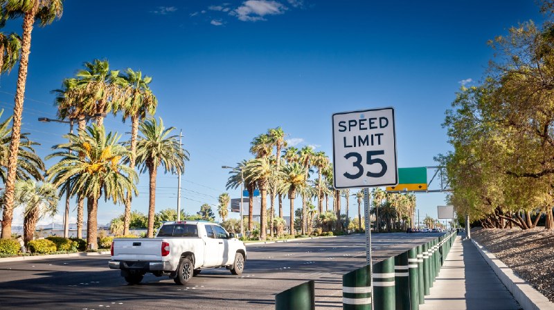 🚗⚡ Погружаемся в проблему «85‑й процентиль» ограничений скоростиВ США правила д