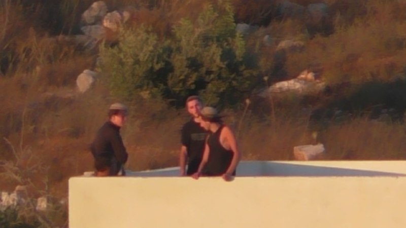 מתנחלים מסתערים על פאתי הכפר ג'אלוד מדרום לשכם ומטפסים על גגות הבתים.