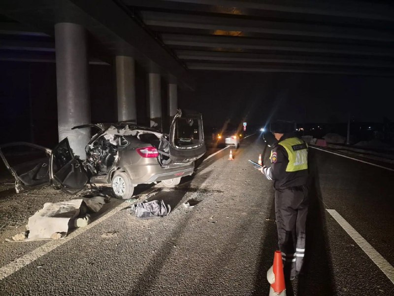 הנהג מת לאחר שהתנגש בתומך גשר באזור סברדלובסק. לאחר הפגיעה, לאדה גרנטה איבד מכסה המנוע, הדלתות נפלו ומכסה ת…