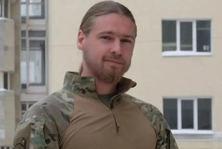 Финляндия отменила пожизненный приговор неонацисту Яну Петровскому. Cуд не нашел доказательств, что сооснователь ДШРГ «Русич» причастен к расстрелу раненых украинцевАпелляционный суд в Хельсинки заменил пожизненный срок на 12,5 лет колонии россиянину Яну П