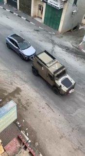 מנגד, כוחות הכיבוש מחרימים רכב ועוצרים את בעליו במהלך ההסתערות על העיירה עקבה מצפון לטובאס.