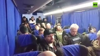 סצנה שמעטים היו מדמיינים: נציבי זכויות אדם רוסים ואוקראינים חולקים אוטובוס עם עיתונאים רוסים, אוקראינים ואמ…