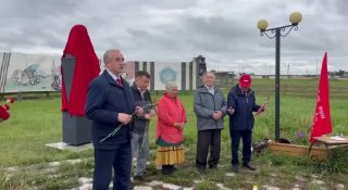В Якутии открыли десятый бюст СталинаВ селе Бютейдях в Якутии открыли бюст Сталина, уже десятый в республике, сообщают «Люди Байкала». На церемонии выступил экс-губернатор Иркутской области и первый секретарь иркутского отделения КПРФ Сергей Левченко.🔵 Дет