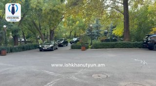 הגעת הגזלן לאסיפה הלאומית. שימו לב איך המום הפשיניאן מפחד מאנשיו, איך הם חוסמים את הנוף אפילו בחצר הפרלמנט…