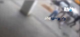 🇮🇱 In broad daylight, in the middle of the street: documentation of the violent attack in Ramla - 7 minors were arrested. Afternoon drama in the Naot Shamir neighborhood in Ramla: Central district police officers arrested 7 minors on suspicion of a severe and brutal assault on a city resident in his 20s. Fortunately, the young man was only slightly injured and was referred for medical treatment. Ramla station investigators have started an investigation; Tomorrow the police will ask to extend their detention. Full documentation and details - immediately upon release. Lee Aish - Police and Criminals i24.
