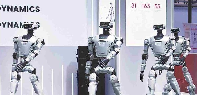 《现有的机器人都没大脑？》人形机器人马拉松让公众看到了我们的机器人，目前还是遥控的，事实上，具身智能存在大量的误导宣传，很多我们看到的很颠覆的视频，都是拍了十多次，终于有一次成功，于是作为宣传