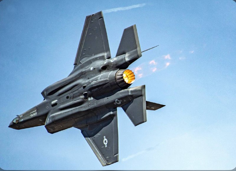 מטוס F35 אמריקאי התרסק ונשרף בבסיס הצי של קליפורניה.
