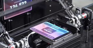 iPhone Duo пережил 125 тысяч складываний и не сломался (пока что)Издание Cnet почти целую неделю в прямом эфире стримит складывание iPhone Duo с помощью специальной машины. Спустя четыре дня и почти 125 тысяч складываний с устройством ничего не произошло: 